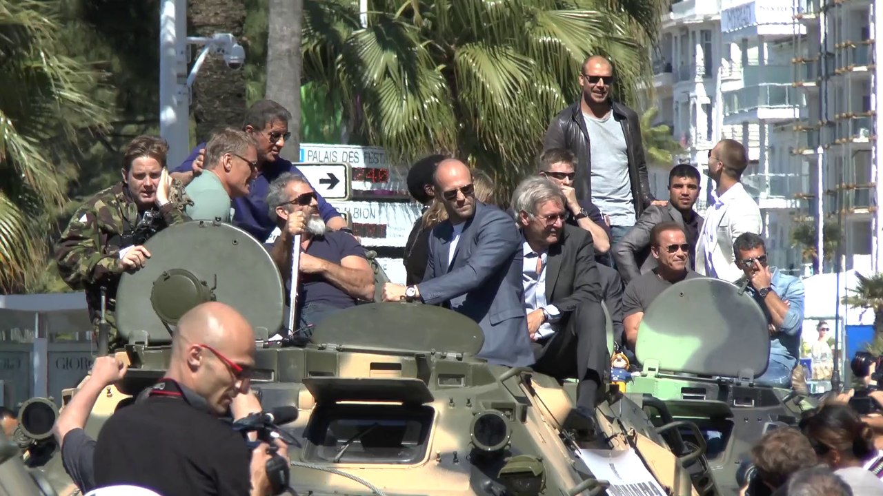 VIDÉO - Festival de Cannes 2014 : les "Expendables" arrivent en tank sur la Croisette