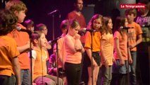 Landerneau. Jean-Luc Roudaut sur scène avec les écoliers bilingues