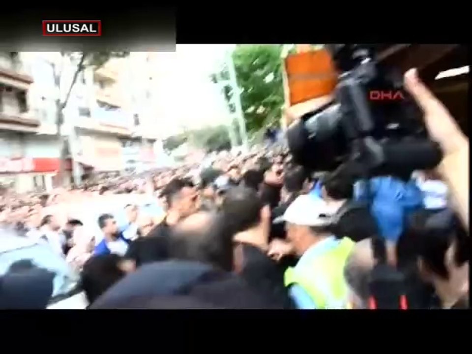 Kimi halkını darp eder, kimi önünde eğilir