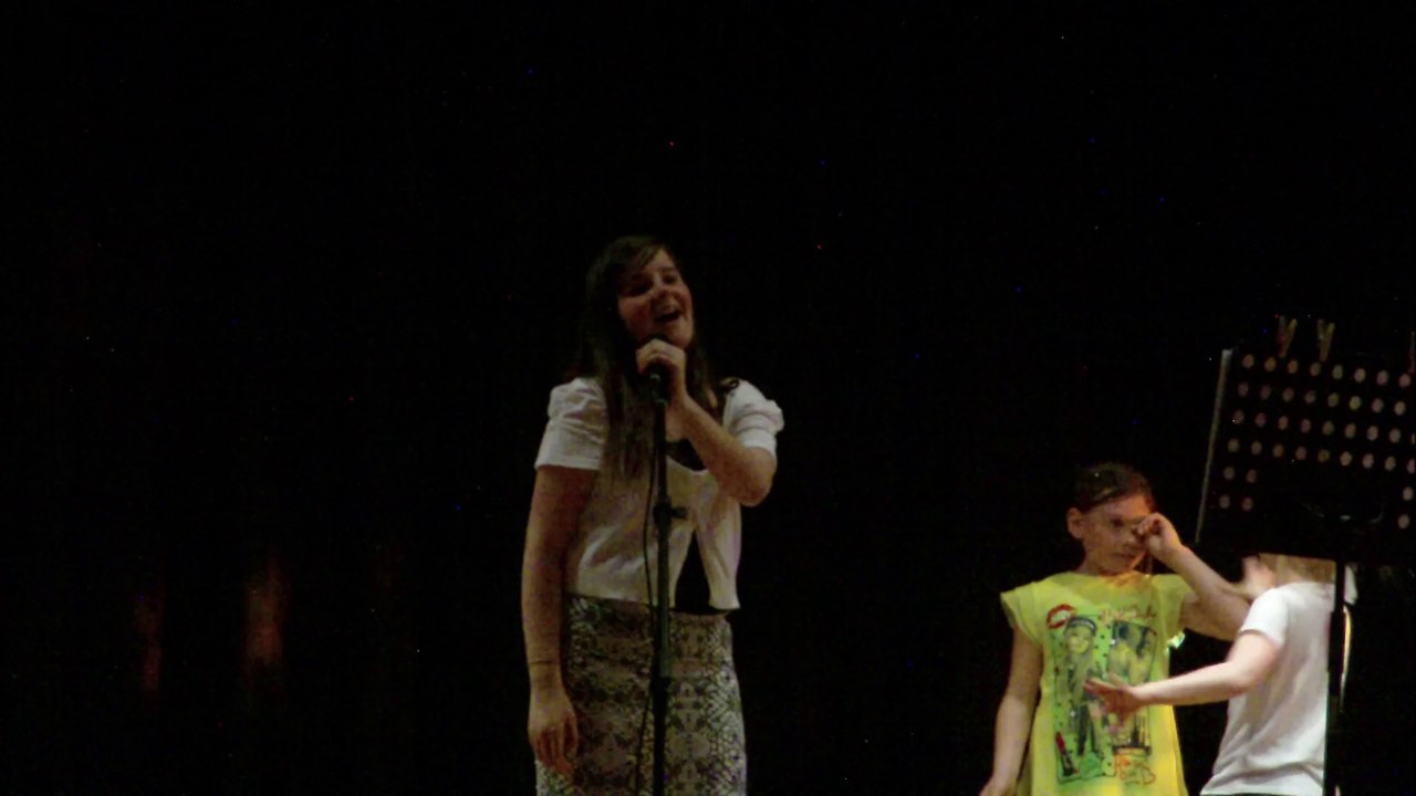 LOLA REVA CHANTE "JE NE REGRETTE RIEN" 17 05 2014