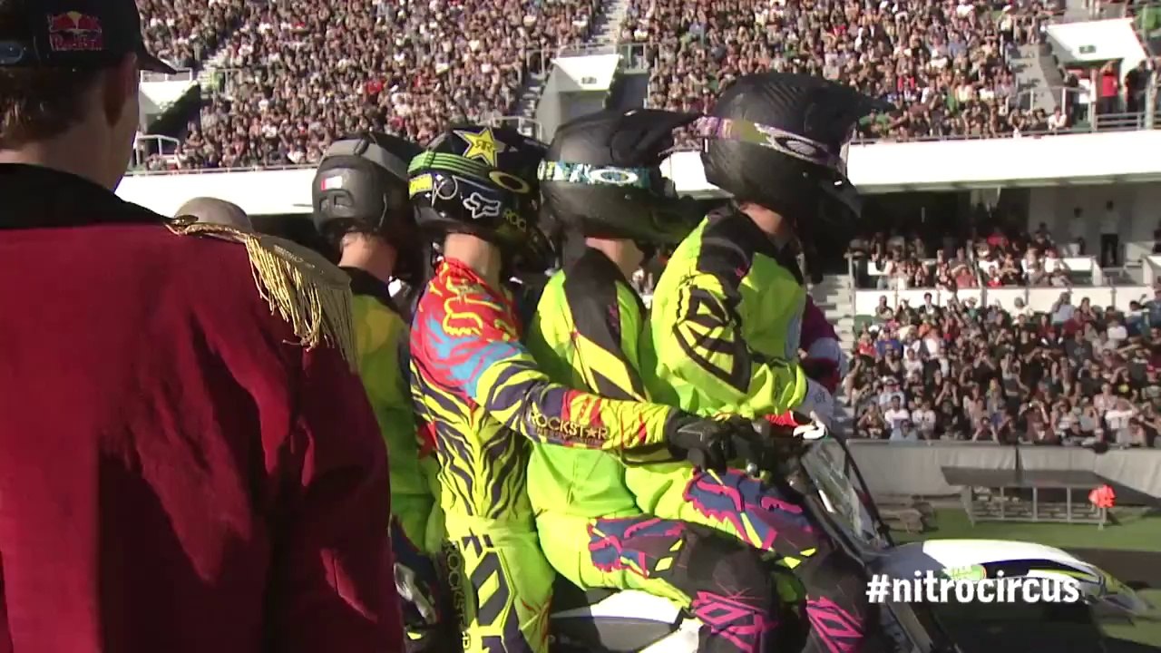 Backflip en moto avec 4 personnes _ Record du monde 2014 !!