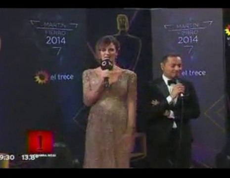 Paula conduciendo la Alfombra Roja de los Martín Fierro 2 - 18 de Mayo