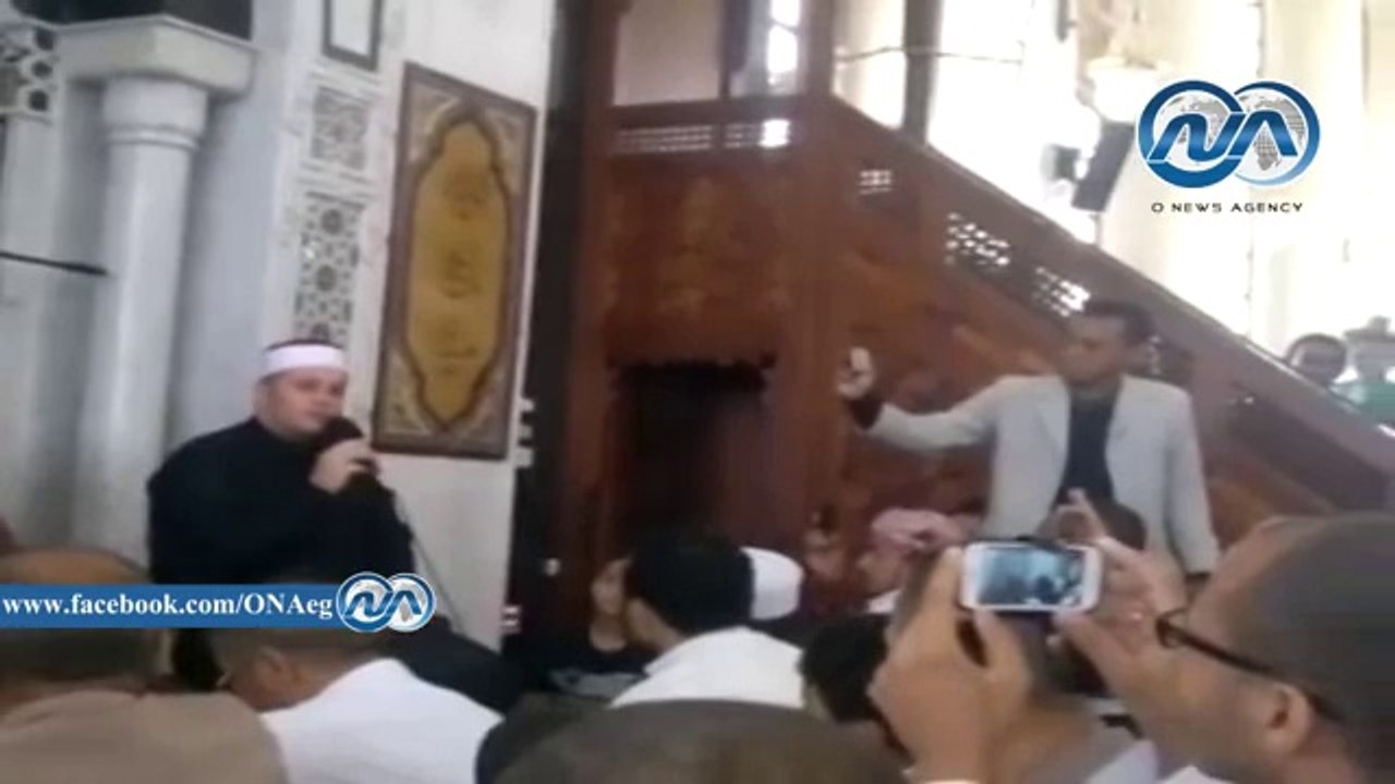 شاهد.. سائحة ألمانية تشهر إسلامها داخل مسجد بالغردقة