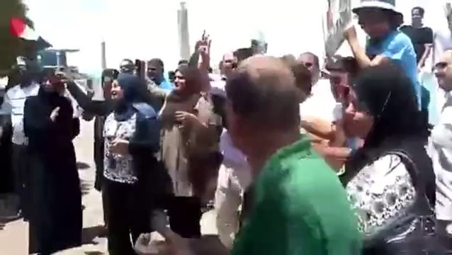 شاهد.. مصريون بالكويت يرقصون على تسلم الأيادى أمام لجان الانتخابات الرئاسية