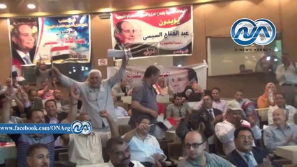 عامل يلقي الشعر لمدح "السيسي" خلال مؤتمر "الغزل والنسيج"