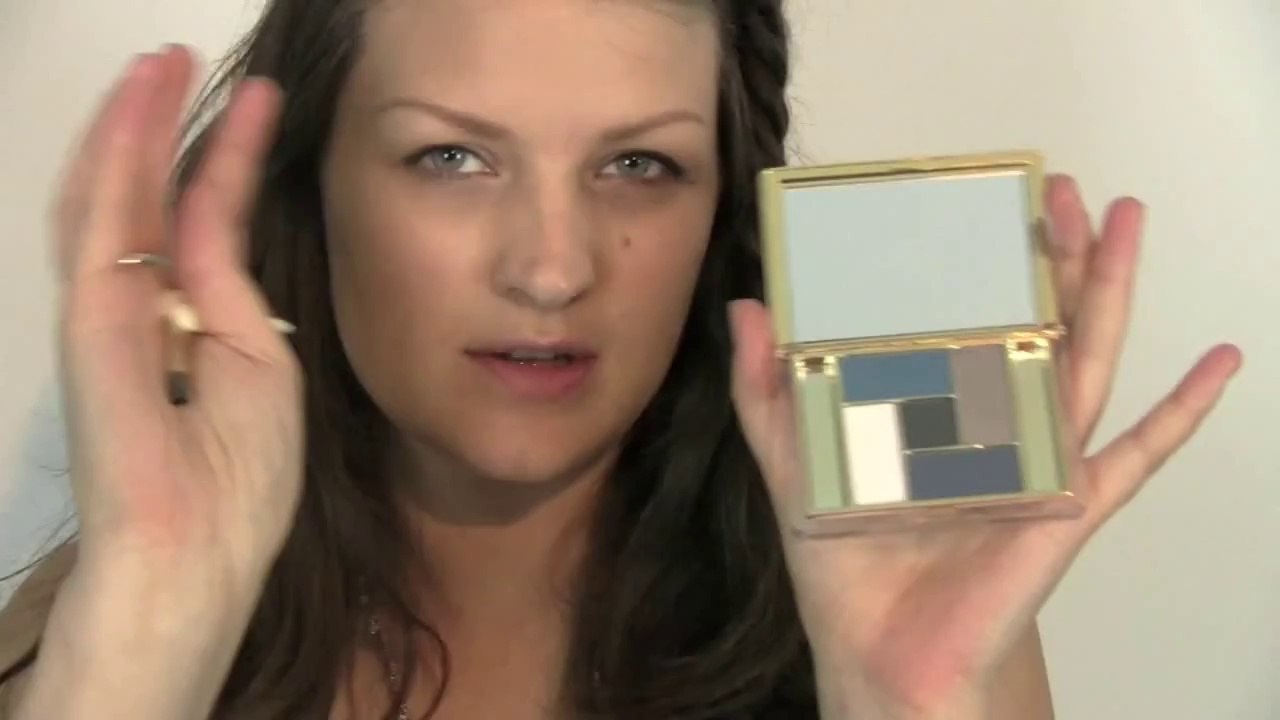 BLUE EYESHADOW MAKE-UP