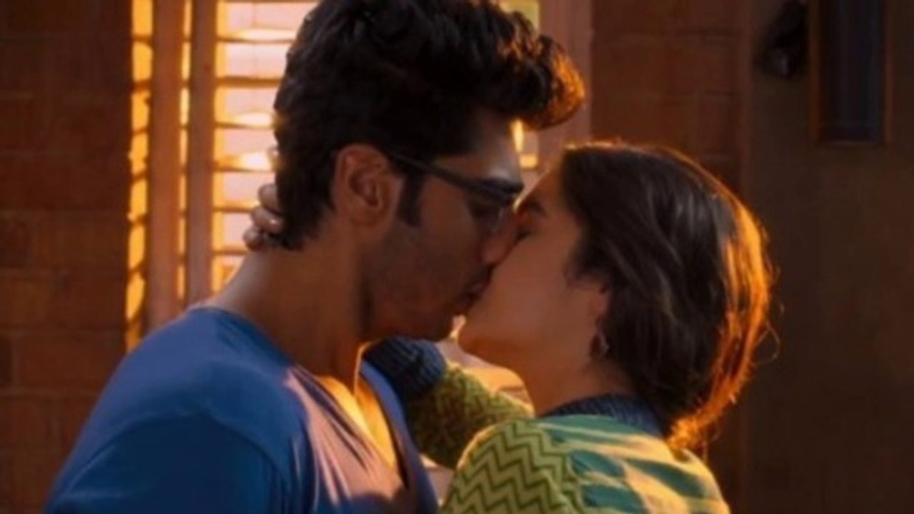 Alia Bhatt KIssing And Intimate Scene IN 2 States