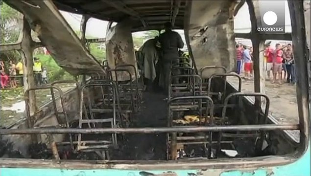 Fiamme divorano bus pieno di bimbi