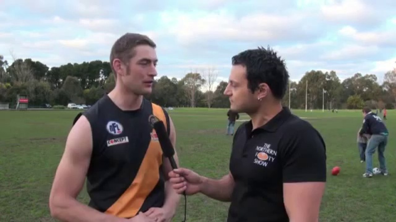 Un papa fait tomber son fils pour attraper un ballon!