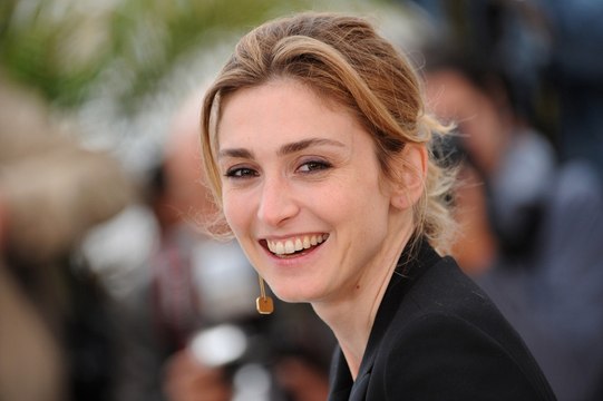 Julie Gayet fan d'Hollysiz à Cannes ! (Vidéo Exclu)