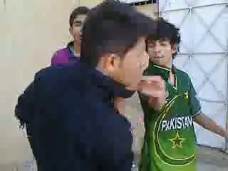 HasSI Ka FulL DosSe Video# 6 Jb 2 Barey Fight Kr Rahe Ho Toh Beach Mein Nahi Ana Chahiyeh.... :D