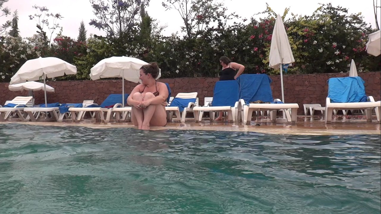 Robin fait déborder la piscine