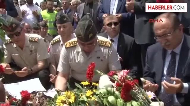 Manisa Soma Genelkurmay Başkanı Özel Madencilerin Mezarını Ziyaret Etti