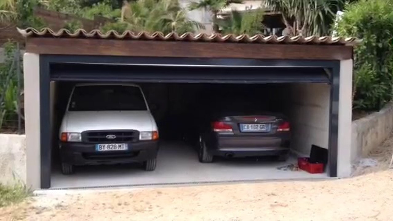 Porte de garage sectionnelle plafond G60 posée par APG Accès Portes de Garage