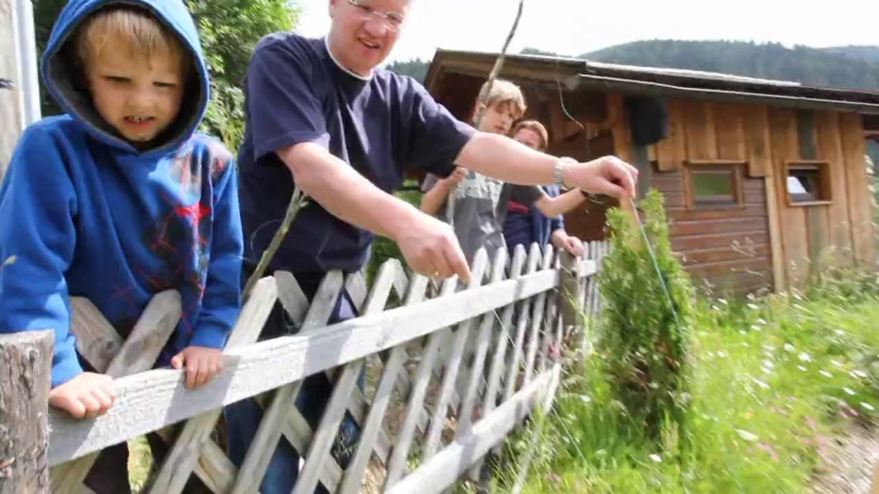 Angeln mit selbstgemachten Angelruten - All inclusive Urlaub mit Kindern in Österreich