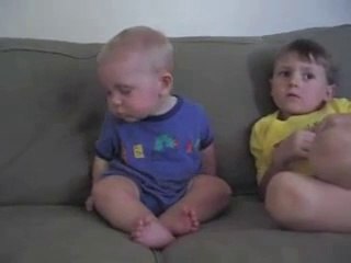 Uykusu gelen bebeğin sevimli halleri