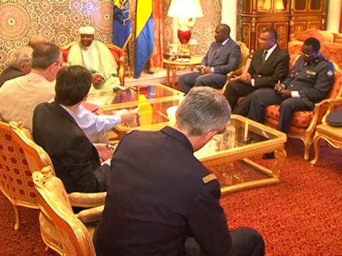Audience accordée par le Président gabonais au ministre français de la défense, Jean-Yves Le Drian