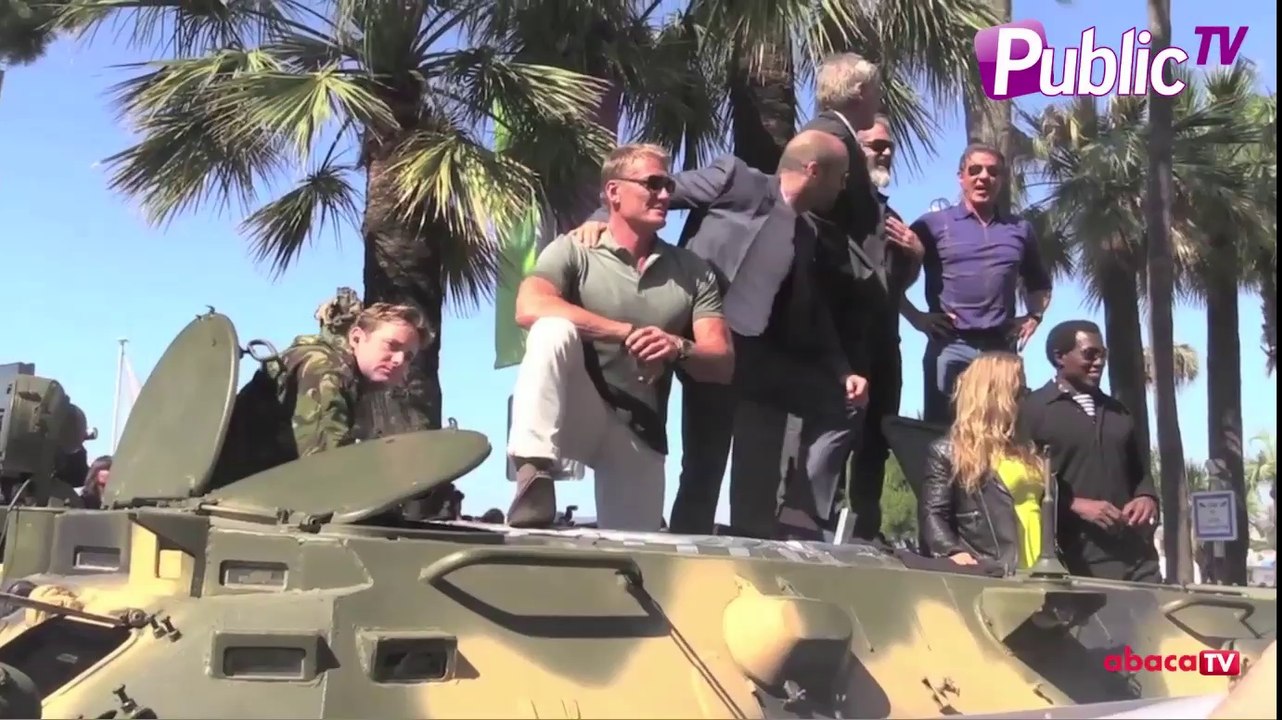 Exclu vidéo : Sylvester Stallone, Jason Statham et Arnold Schwarzenegger arrivent en char à Cannes !