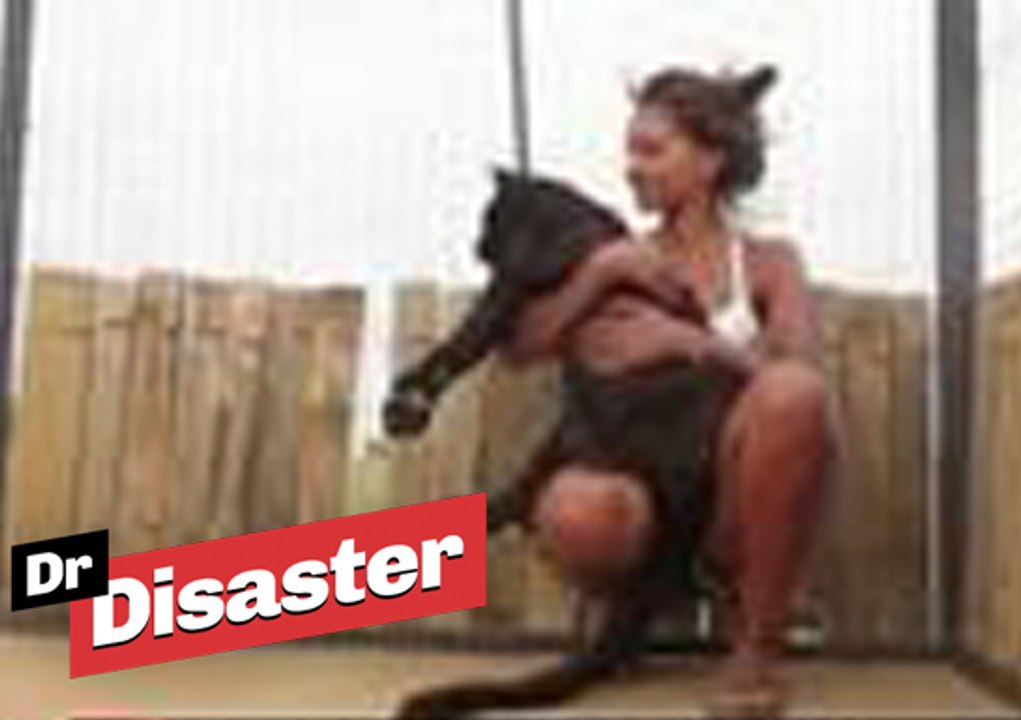 Une panthère couvre de câlins sa soigneuse / Dr Disaster