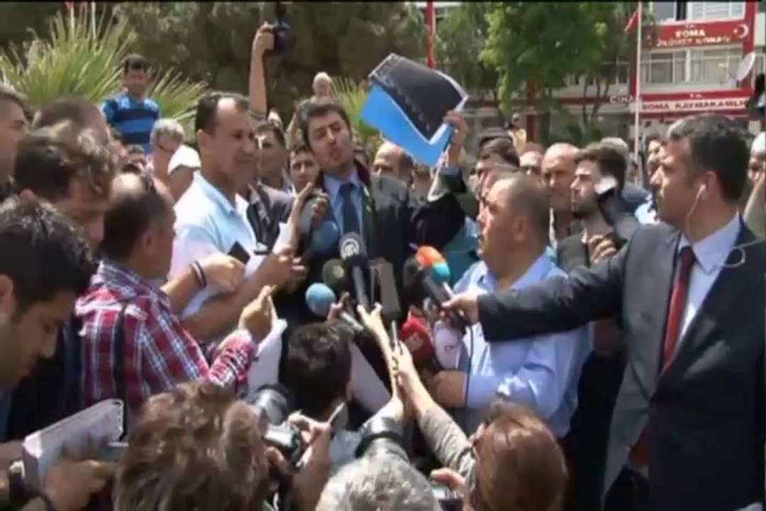 Şirketin avukatı öfkeli kalabalıktan zor kurtuldu