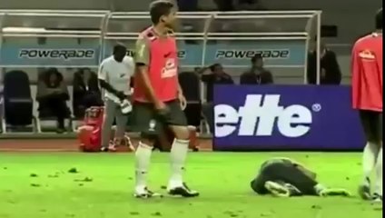 Neymar met un petit pont à Thiago Silva et se prend une balayette