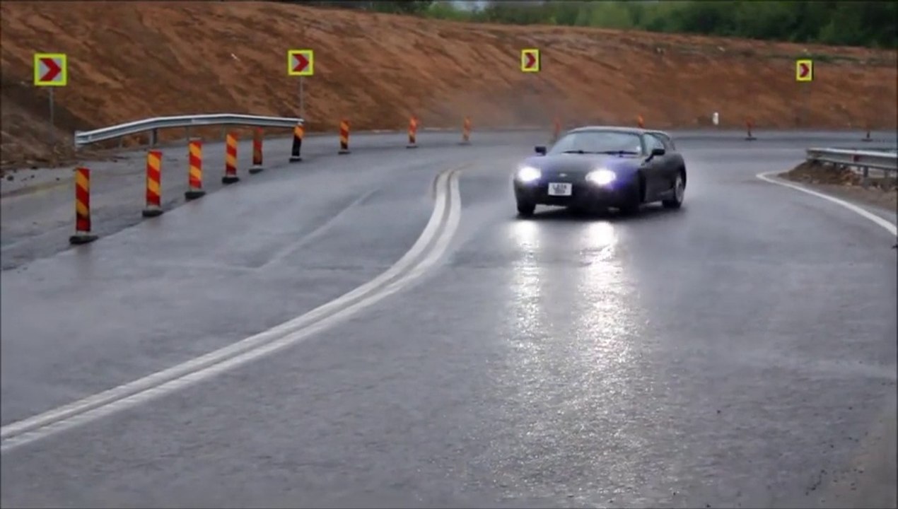 Un gars Drift comme un fou sur une roue détrempée... La roi du Drift!