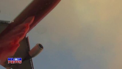 Un canadaire DC10 Supertanker vide sa cargaison sur un photographe!