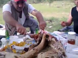 Çılgınlar Gibi Kuzu Yiyen Adamlar