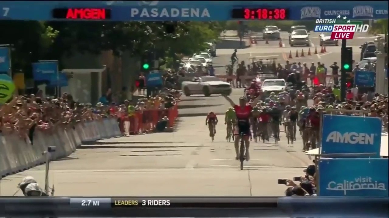 Un cycliste trop optimiste célèbre sa victoire trop tôt!  Tour of California 2014