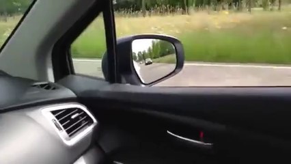 Un automobiliste se fait doubler par une Formule 1 en pleine ville!!!