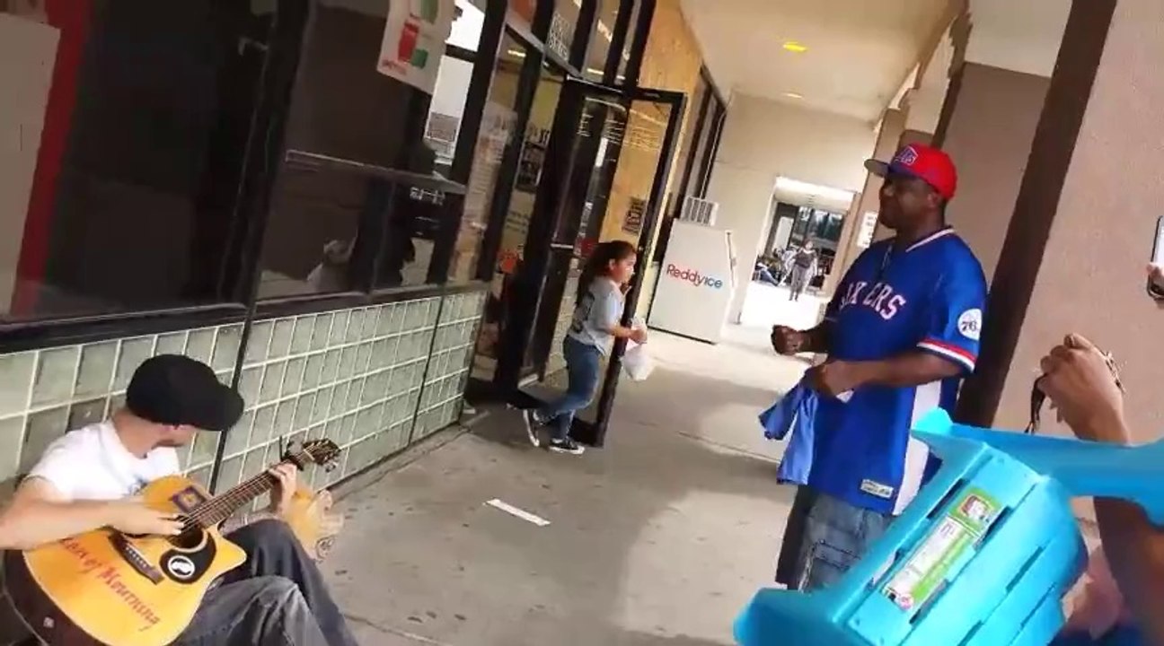 Amazing street Jam session between 2 strangers!