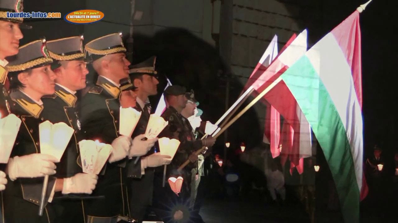 Pélerinage militaire lourdes procession aux flambeaux