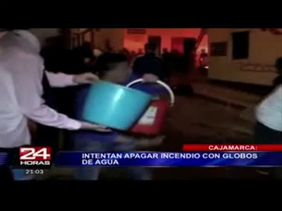 Tratan de apagar voraz incendio con globos de agua en Cajarmaca (1/3)