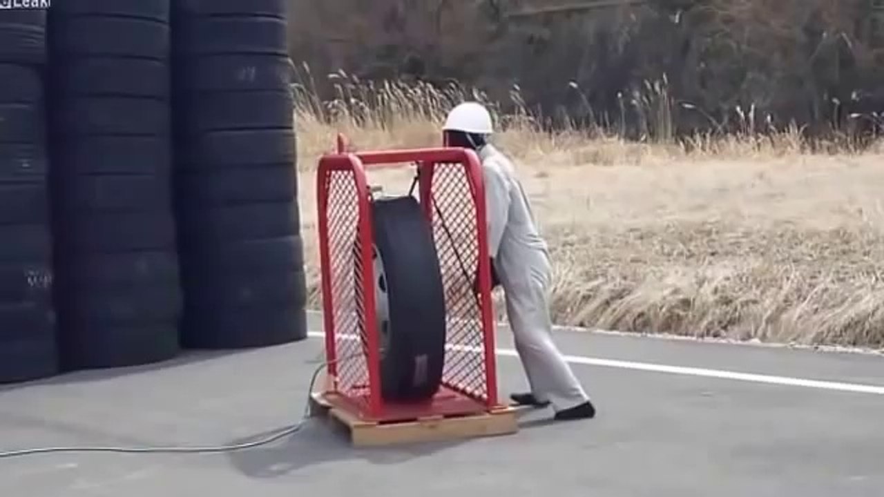 Patlayan Lastik Adamı Fena Uçurdu