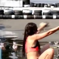 seksi hareketler yaparken motorun altında kalmak