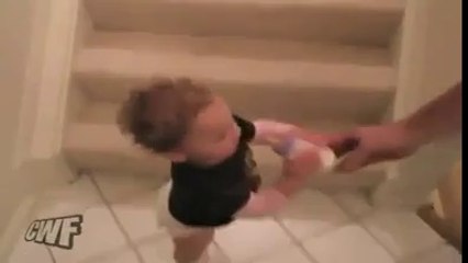 Sütü Gören Bebek Merdivenleri Nasıl İner..