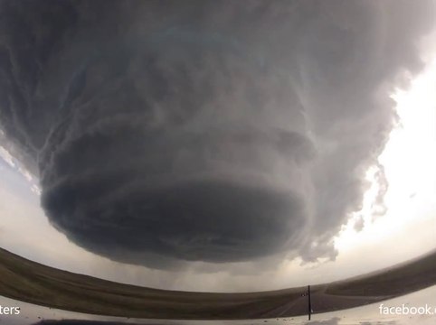 La formation d'une gigantesque tornade en time-laps