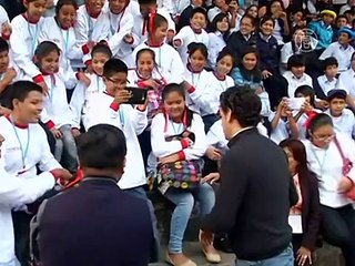 Перуанский тенор принёс музыку бедным детям
