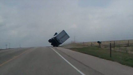 Coup de chaud pour un semi-remorque en pleine tempête