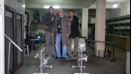 Kırılmaz cam test eden Çılgın Türkler Abi çok iyi yaa.