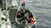 Sbarchi in Sicilia, 100 bambini salvati dalla Marina Militare. Localizzati due barconi a Sud di Capo Passero