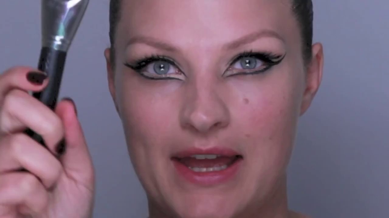 GRAPHIC EYES & DARK LIPS MAKE-UP