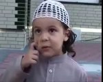 İtalyan asıllı Müslüman çocuktan namaz sureleri - Çok tatlı