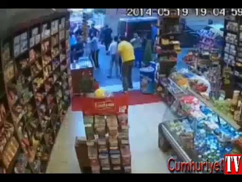 Polisler esnafı evire çevire dövdü