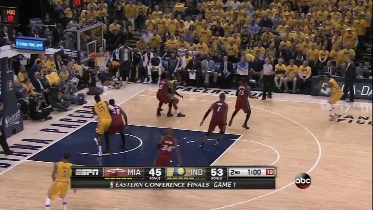 Lance Stephenson posts up Lebron James