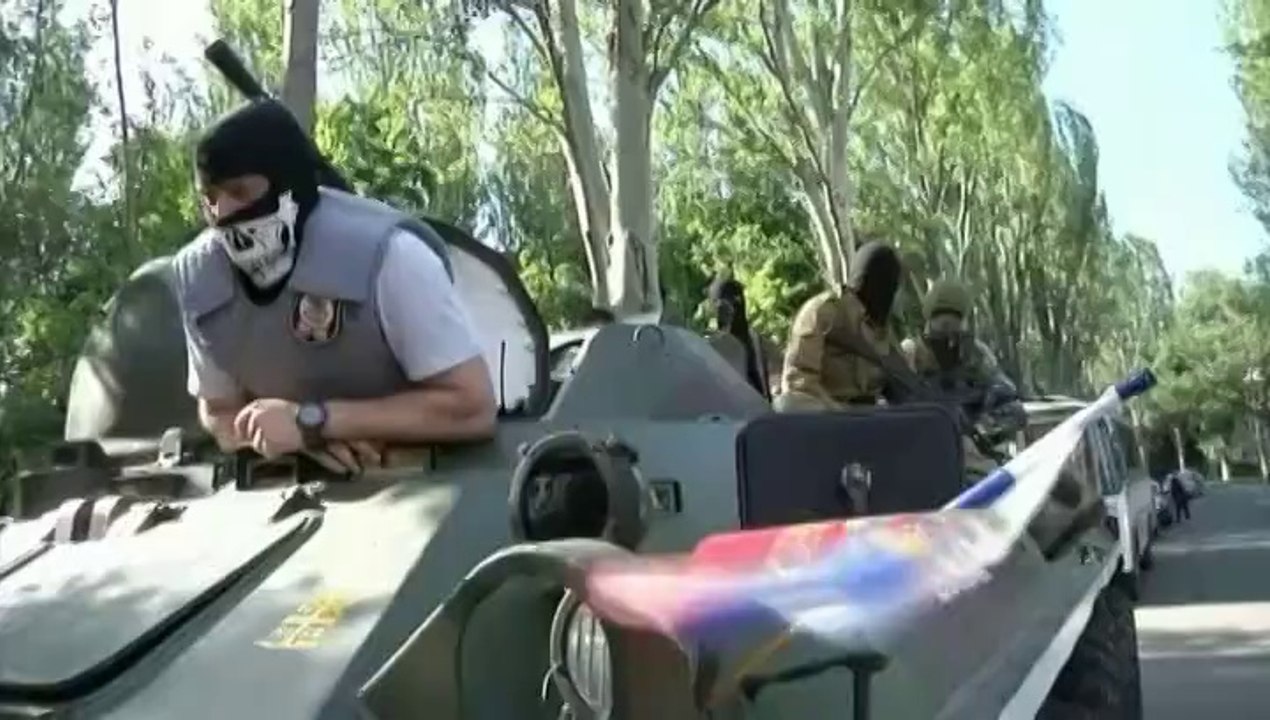 Ukraine : des miliciens lourdement armés paradent dans les rues de Donetsk