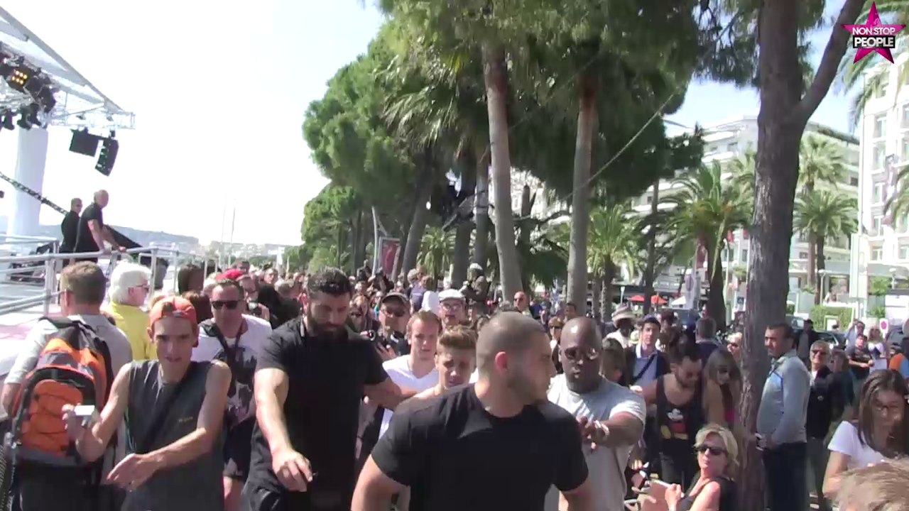 Justin Bieber sa promenade torse nu sur la Croisette (vidéo)