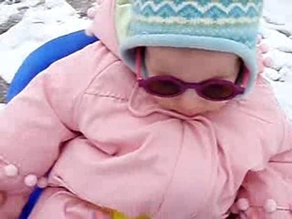 1ère sortie à la neige...en luge!