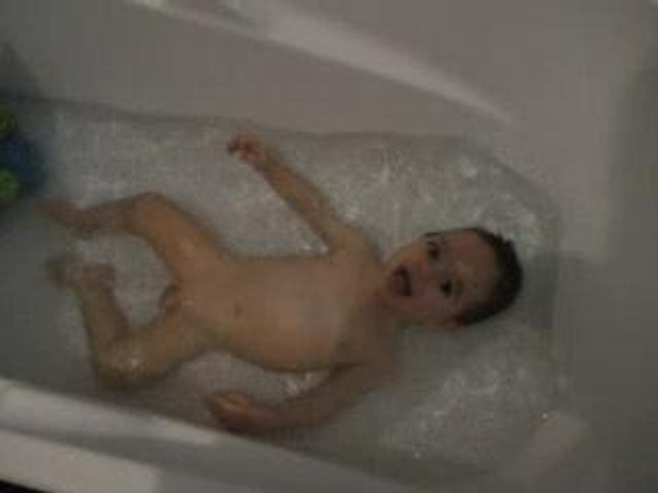 Encore Cyrian dans son bain