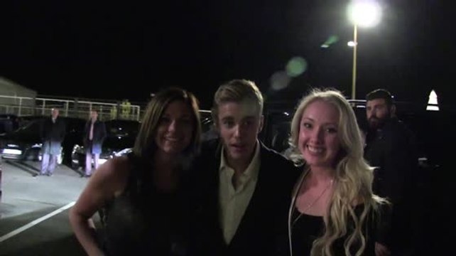 Bieber festeja al estilo Cannes, pero siempre tiene tiempo para sus Beliebers